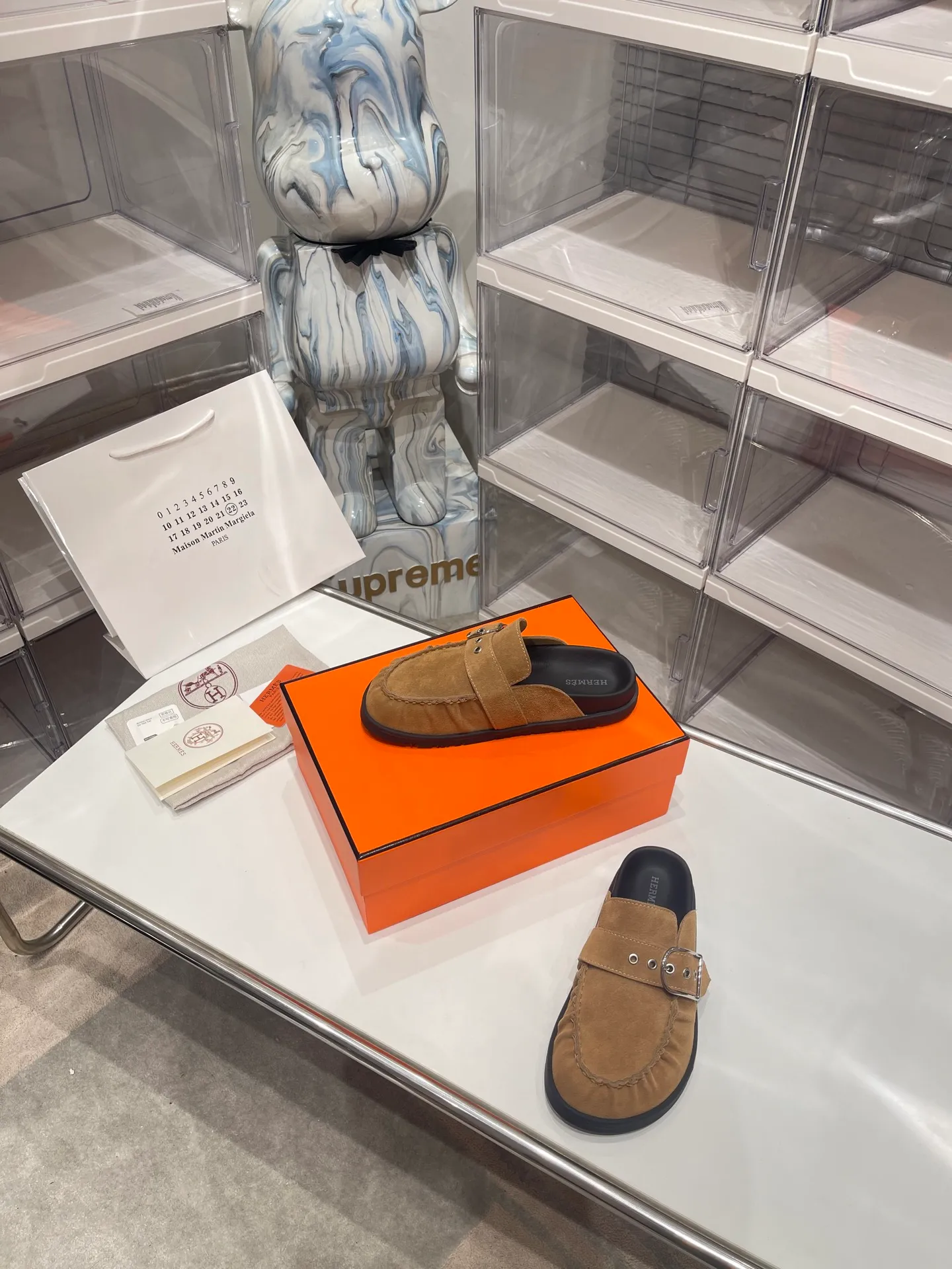 [H Family Hermès] P: 540💰 Size: Male 39-44 (45 46 customized) Female 35-40 (41 42 customized) HERMES Hermès latest kelly buckle couple style Birkenstock slippers, classic family language design! It looks good no matter how you match it! Casual and high-end feeling, the comfort is also great, paired with a variety of colorful socks, it gives a trendy and high-end feel ●Upper: imported cow suede ●Inner: imported sheepskin ●Foot pads: imported mixed sheepskin ●Outsole: Tpu non-slip and wear-resistant outsole
